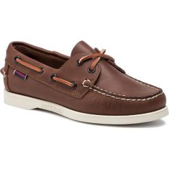 Mokasyny SEBAGO - Docksides Portland W 7000530 Brown 900. Pomarańczowe mokasyny damskie Sebago, na co dzień, bez wzorów, ze skóry, bez obcasa, na płaskiej podeszwie, bez zapięcia. W wyprzedaży za 519,00 zł.