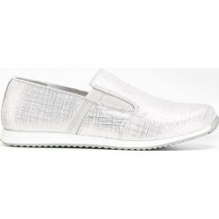 Buty wsuwane ze skóry welurowej bonprix srebrny metaliczny. Szare buty sportowe damskie bonprix, ze skóry, eleganckie. Za 149,99 zł.