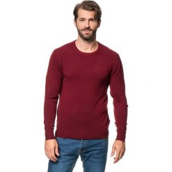 Sweter w kolorze bordowym. Czerwone swetry męskie William de Faye, m, bez wzorów, z kaszmiru, z okrągłym kołnierzem, bez kaptura. W wyprzedaży za 154,95 zł.