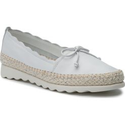 Espadryle THE FLEXX - Chapeau C122/51 White. Białe espadryle damskie The Flexx, z aplikacjami, ze skóry, bez obcasa, na płaskiej podeszwie, bez zapięcia. W wyprzedaży za 229,00 zł.