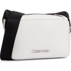 Torebka CALVIN KLEIN - Strap Sml Camera Bag K60K605012 107. Białe listonoszki damskie Calvin Klein, bez wzorów, ze skóry ekologicznej, eleganckie, bez dodatków. Za 399,00 zł.