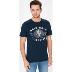 Jack & Jones Hayes Koszulka Niebieski. Niebieskie podkoszulki męskie Jack & Jones, s, z nadrukiem, z bawełny, bez kołnierzyka, z krótkim rękawem, krótkie. Za 78,95 zł.