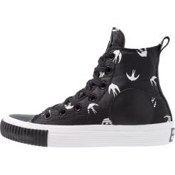 McQ Alexander McQueen PLIMSOLL Sneakersy wysokie nero/bianco. Czarne trampki i tenisówki damskie marki McQ Alexander McQueen, z tworzywa sztucznego. Za 629,00 zł.