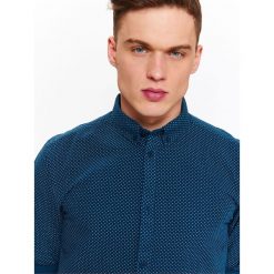 KOSZULA MĘSKA WE WZÓR O REGULARNYM KROJU I Z KOŁNIERZEM BUTTON DOWN. Niebieskie koszule męskie Top Secret, na lato, m, bez wzorów, z tkaniny, eleganckie, button down, bez rękawów. W wyprzedaży za 64,99 zł.