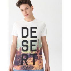 T-shirt z nadrukiem Desert - Kremowy. Białe t-shirty męskie marki House, s, z nadrukiem, bez kołnierzyka. Za 39,99 zł.
