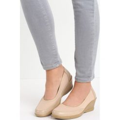 Beżowe Czółenka Before I Met You. Brązowe buty ślubne damskie marki Born2be, ze skóry, z okrągłym noskiem, na niskim obcasie, na koturnie. Za 49,99 zł.