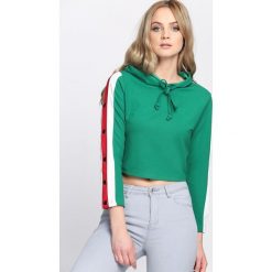 Zielona Bluza Cryptic. Zielone bluzy rozpinane damskie Born2be, uniwersalny, z nadrukiem, długie, z kapturem. Za 69,99 zł.