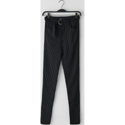 Jeansy high waist z paskiem - Szary. Szare jeansy damskie Cropp, bez wzorów, z jeansu, z podwyższonym stanem. Za 79,99 zł.