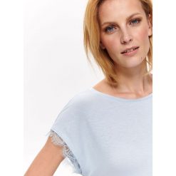 T-shirt krótki rękaw damski z koronką, gładki. Niebieskie t-shirty damskie Top Secret, w koronkowe wzory, z dzianiny, klasyczne, z klasycznym kołnierzykiem. W wyprzedaży za 14,99 zł.