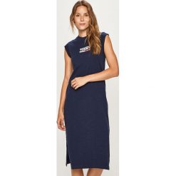 Tommy Jeans - Sukienka. Niebieskie sukienki damskie Tommy Jeans, na co dzień, s, z nadrukiem, z bawełny, casualowe, z okrągłym kołnierzem, bez rękawów, midi, proste. W wyprzedaży za 159,90 zł.