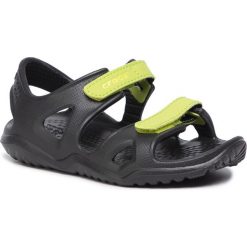 Sandały CROCS - 204988-09W Black/Green. Czarne sandały chłopięce Crocs, ze skóry ekologicznej, bez zapięcia. W wyprzedaży za 99,00 zł.