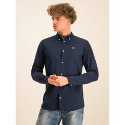 Koszula Tommy Jeans Tjw Light Twill DM0DM07504. Białe koszule męskie Tommy Jeans, m, bez wzorów, z bawełny, casualowe, bez kołnierzyka, bez rękawów. W wyprzedaży za 249,00 zł.