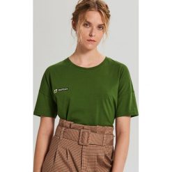 Koszulka oversize z haftem - Khaki. Brązowe koszulki damskie Cropp, s, z haftami, bez kołnierzyka, bez rękawów. W wyprzedaży za 19,99 zł.