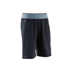 Spodenki do jogi Yoga+ 900 męskie. Czarne bermudy męskie DOMYOS, z elastanu. Za 79,99 zł.