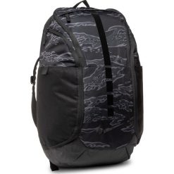 Plecak NIKE - BA5555 011 Czarny. Czarne plecaki męskie Nike, bez wzorów, z materiału, sportowe. W wyprzedaży za 209,00 zł.