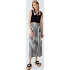 Spodnie culotte z zakładkami. Czerwone spodnie damskie marki Pull&Bear. Za 99,90 zł.