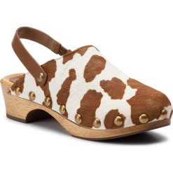 Chodaki TORY BURCH - Blythe 50MM Studded Clog 56904 Warm Honey/Royal/Tan 230. Pomarańczowe klapki damskie Tory Burch, z aplikacjami, ze skóry, bez obcasa, na obcasie. W wyprzedaży za 989,00 zł.