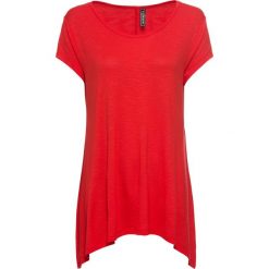 Shirt z dłuższymi bokami bonprix truskawkowy. Czerwone koszulki damskie marki bonprix, bez wzorów, z okrągłym kołnierzem. Za 54,99 zł.