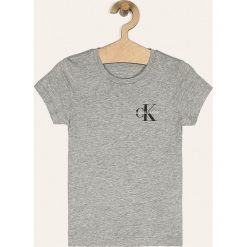 Calvin Klein Jeans - T-shirt dziecięcy 104-176 cm. Białe bluzki dziewczęce Calvin Klein Jeans, z aplikacjami, z bawełny, z okrągłym kołnierzem, z krótkim rękawem, krótkie, bez kaptura. Za 119,90 zł.
