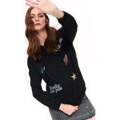 BLUZA NIEROZPINANA DAMSKA Z APLIKACJĄ. Czarne bluzy damskie Top Secret, na lato, z haftami, z dzianiny, bez rękawów, bez kaptura. W wyprzedaży za 39,99 zł.