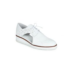 Derby Regard RIXALO V1 NAPPA BLANC. Białe półbuty damskie Regard, bez wzorów, bez obcasa, bez zapięcia. W wyprzedaży za 519,20 zł.