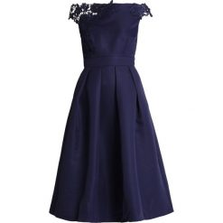 Little Mistress Sukienka koktajlowa navy. Niebieskie sukienki damskie koktajlowe marki Little Mistress, z poliesteru. Za 359,00 zł.