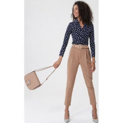 Granatowa Koszula Tabloid. Niebieskie bluzki damskie Born2be, s, bez wzorów, z materiału, eleganckie, z klasycznym kołnierzykiem, z długim rękawem. Za 69,99 zł.