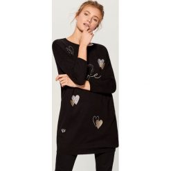 Tunikowy sweter z nadrukiem - Czarny. Czarne swetry klasyczne damskie Mohito, m. Za 119,99 zł.
