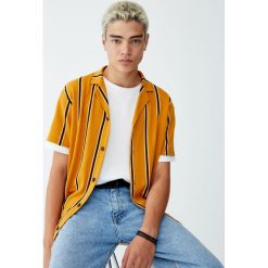 Koszula w pionowe paski z klapami. Szare koszule męskie Pull&Bear, m, w paski, polo, z krótkim rękawem, krótkie. Za 79,90 zł.