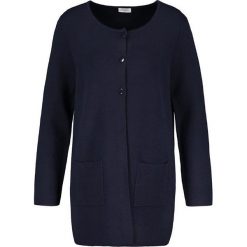 Kardigan w kolorze granatowym. Niebieskie kardigany damskie Gerry Weber, bez wzorów, bez rękawów, bez kaptura. W wyprzedaży za 114,95 zł.