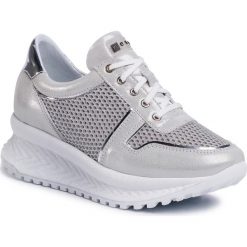 Sneakersy NESSI - 20677 Srebro. Szare półbuty damskie Nessi, z aplikacjami, ze skóry, bez obcasa, na koturnie, bez zapięcia. Za 349,00 zł.
