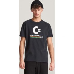 T-shirt Commodore 64 - Czarny. Czarne t-shirty męskie Reserved, s, bez wzorów, bez kołnierzyka. Za 59,99 zł.