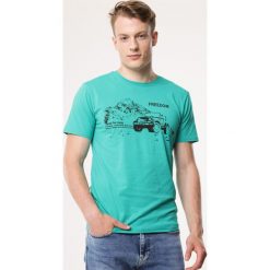 Zielona Koszulka Reticence. Zielone koszulki męskie Born2be, xl, bez wzorów, bez kołnierzyka, bez rękawów. Za 39,99 zł.
