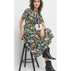 Sukienka maxi w kwiaty. Czarne sukienki damskie Orsay, na imprezę, na lato, z aplikacjami, z poliesteru, eleganckie, ze stójką, z krótkim rękawem, krótkie, mini, rozkloszowane. W wyprzedaży za 120,00 zł.