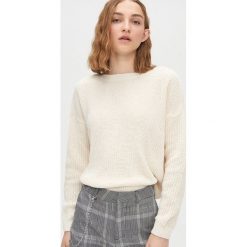 Sweter z dekoltem w serek - Kremowy. Białe swetry damskie Cropp, s, bez wzorów, bez rękawów, bez kaptura. Za 69,99 zł.