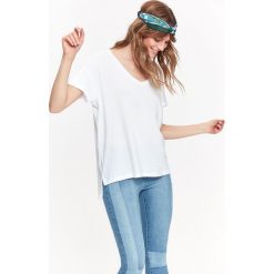 Luźny t-shirt damski z krótkim rękawem i dekoltem w serek. Białe t-shirty damskie Top Secret, bez wzorów, z dzianiny, z dekoltem w serek. W wyprzedaży za 39,99 zł.