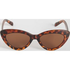 Okulary przeciwsłoneczne - Brązowy. Pomarańczowe okulary przeciwsłoneczne damskie marki Sinsay. Za 14,99 zł.