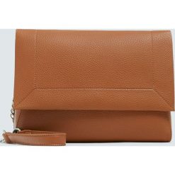 Brązowa torebka na ramię z klapą ze stebnowaniem. Pomarańczowe torebki klasyczne damskie Pull&Bear, bez wzorów, na ramię, bez dodatków. Za 69,90 zł.