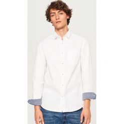 Koszula regular fit - Biały. Białe koszule męskie Reserved, m, bez wzorów, bez kołnierzyka, bez rękawów. Za 99,99 zł.