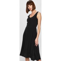 Calvin Klein Jeans - Sukienka. Czarne sukienki damskie Calvin Klein Jeans, na co dzień, s, bez wzorów, z poliesteru, casualowe, z okrągłym kołnierzem, bez rękawów, midi, rozkloszowane. W wyprzedaży za 279,90 zł.