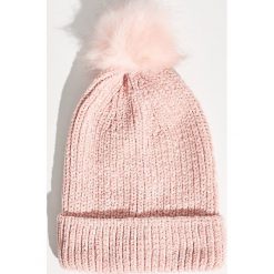 Szenilowa czapka z pomponem - Różowy. Czerwone czapki zimowe damskie Sinsay. Za 24,99 zł.