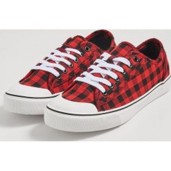 Trampki w kratę - Czerwony. Czerwone trampki i tenisówki damskie Sinsay, bez wzorów, bez zapięcia. W wyprzedaży za 19,99 zł.