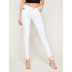 Jeansy Skinny Fit Versace Jeans Couture A1HVB0K4. Niebieskie jeansy damskie Versace Jeans Couture, bez wzorów, z elastanu. Za 779,00 zł.