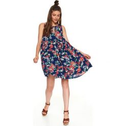 Rozkloszowana sukienka w kwiaty. Sukienki damskie Top Secret, na co dzień, na lato, w kwiaty, eleganckie, bez kołnierzyka, bez rękawów, rozkloszowane. W wyprzedaży za 69,99 zł.