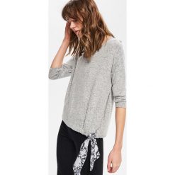 Bluzka z ozdobnym wiązaniem - Jasny szar. Szare bluzki damskie marki Reserved, s, bez wzorów, bez kołnierzyka, bez rękawów. Za 79,99 zł.