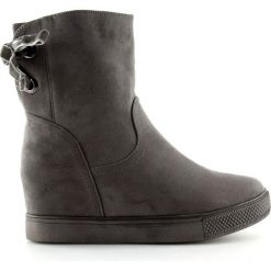 Botki na ukrytym koturnie szare HQ886 Grey. Szare botki damskie ButyModne, na jesień, z weluru, sportowe, przed kolano, na wysokim obcasie, na koturnie, na sznurówki. W wyprzedaży za 79,00 zł.