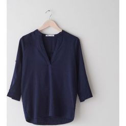Koszula z dekoltem V neck - Granatowy. Niebieskie koszule damskie Sinsay, xs, bez wzorów, bez kołnierzyka, bez rękawów. W wyprzedaży za 19,99 zł.