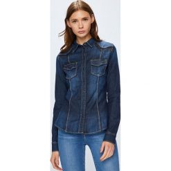 Guess Jeans - Koszula Lalima. Niebieskie koszule body damskie marki Guess Jeans, s, z aplikacjami, z elastanu, klasyczne, z klasycznym kołnierzykiem. W wyprzedaży za 329,90 zł.