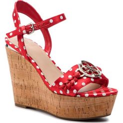 Sandały GUESS - Gesina3 FL6GE3 FAP04 RED. Czerwone klapki damskie Guess, z aplikacjami, ze skóry, bez obcasa, na obcasie. W wyprzedaży za 499,00 zł.