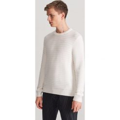 Sweter z ozdobnym splotem - Kremowy. Białe swetry damskie Reserved, s, bez wzorów, ze splotem, bez kołnierzyka, bez kaptura. Za 159,99 zł.